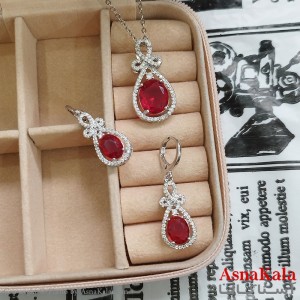 نیم ست زنانه شامل گردنبند و گوشواره جواهری نگین قرمز رنگ نقره ای کد NIM141139W