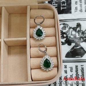 نیم ست زنانه شامل گردنبند و گوشواره جواهری نگین سبز