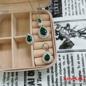 نیم ست زنانه شامل گردنبند و گوشواره جواهری نگین سبز رنگ نقره ای کد NIM141140W