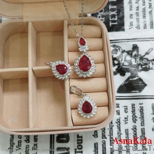 نیم ست زنانه شامل گردنبند و گوشواره جواهری نگین قرمز رنگ نقره ای کد NIM141141W