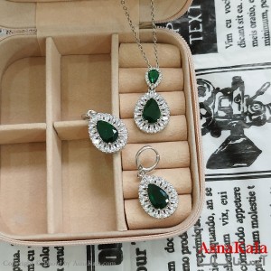 نیم ست زنانه شامل گردنبند و گوشواره جواهری نگین سبز رنگ نقره ای کد NIM141142W