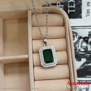 نیم ست زنانه شامل گردنبند و گوشواره جواهری نگین سبز