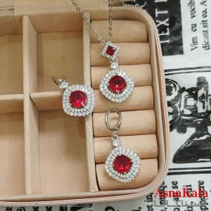 نیم ست زنانه شامل گردنبند و گوشواره جواهری نگین قرمز رنگ نقره ای کد NIM141145W