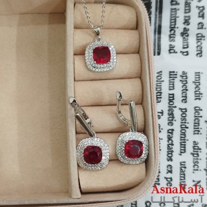 نیم ست زنانه وای اس ایکس شامل گردنبند و گوشواره جواهری نگین قرمز رنگ نقره ای کد NIM141146W