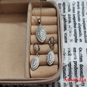 نیم ست زنانه شامل گردنبند و گوشواره نگین دار نقره ای کد NIM141223W
