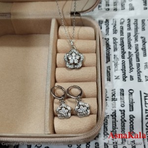 نیم ست زنانه شامل گردنبند و گوشواره نگین دار نقره ای کد NIM141224W