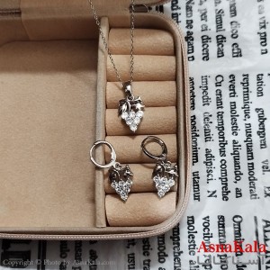 نیم ست زنانه شامل گردنبند و گوشواره نگین دار نقره ای کد NIM141230W