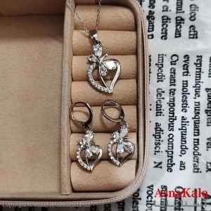 نیم ست زنانه شامل گردنبند و گوشواره نگین دار نقره ای کد NIM141232W