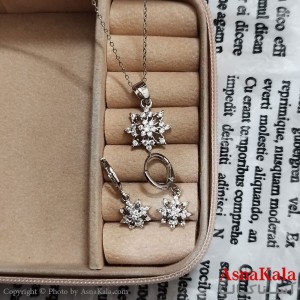 نیم ست زنانه شامل گردنبند و گوشواره نگین دار نقره ای کد NIM141233W