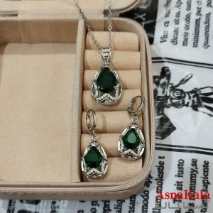 نیم ست زنانه شامل گردنبند و گوشواره نگین دار نقره ای کد NIM141245W