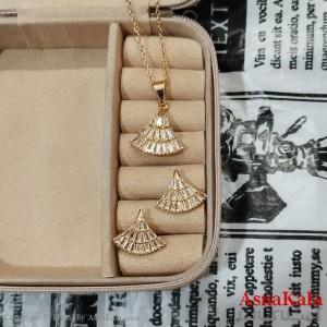 نیم ست زنانه شامل گردنبند و گوشواره نگین دار طلایی کد NIM141251W