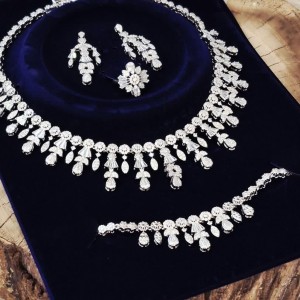 سرویس جواهری کامل شامل گردنبند و گوشواره و دستبند و انگشتر  آبکاری رادیوم کد NIM141326W