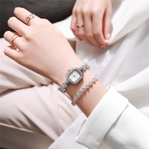 ساعت مچی عقربه ای زنانه نگین دار مدل رویال کرون ROYAL CROWN WATCH WOMEN کد WTCH1147W