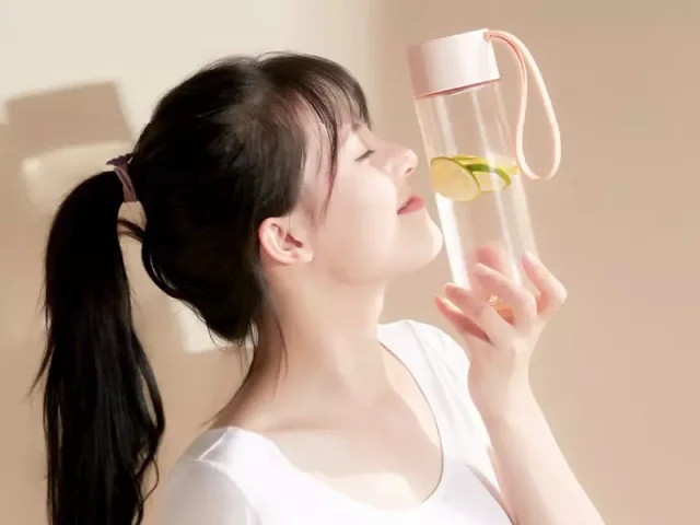 قمقمه آب 620 میلی‌لیتری شیائومی Xiaomi Quange Tritan Handy Cup Drink Bottle 620ml SJ010302