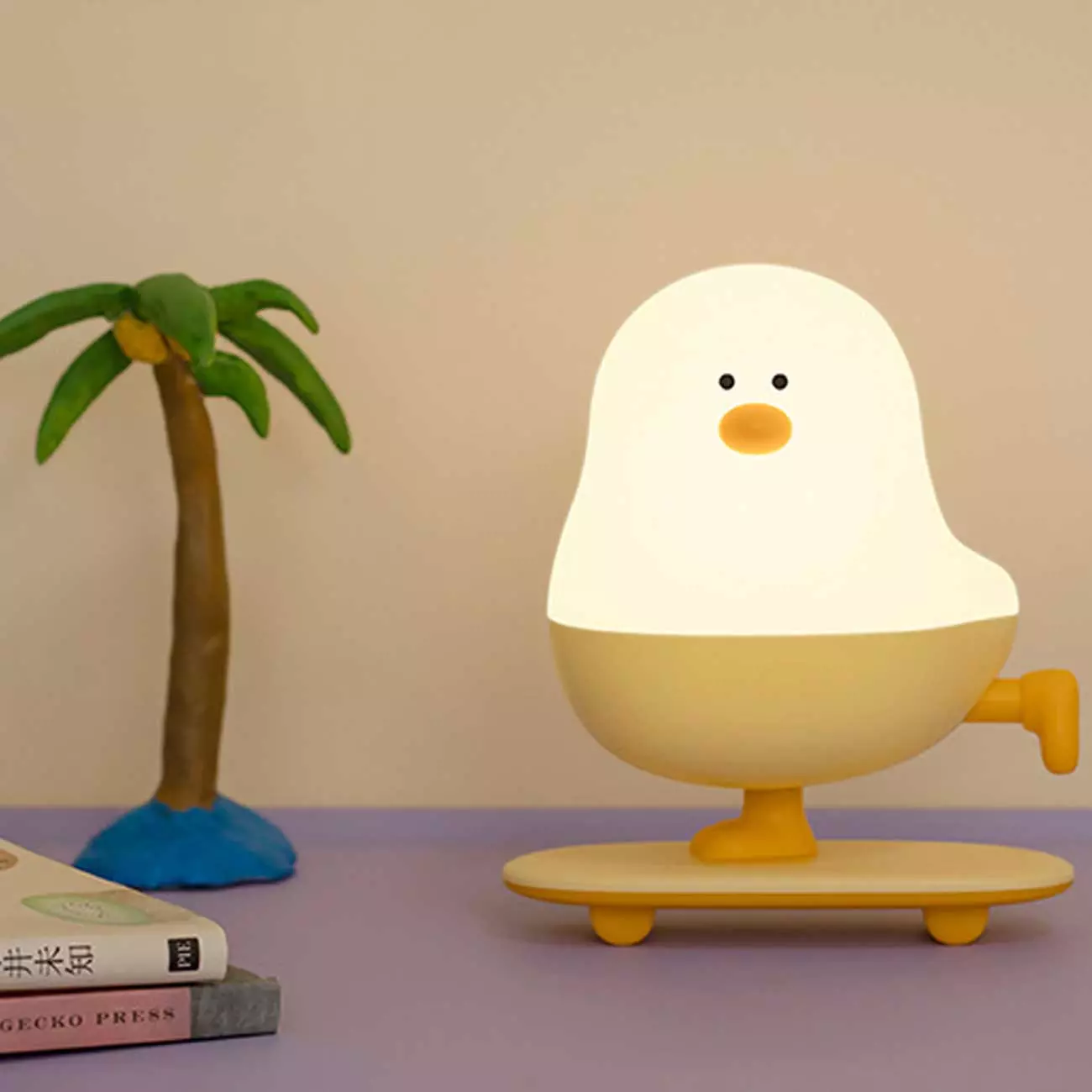 چراغ خواب فانتزی رومیزی شارژی طرح جوجه اسکیت‌سوار L63