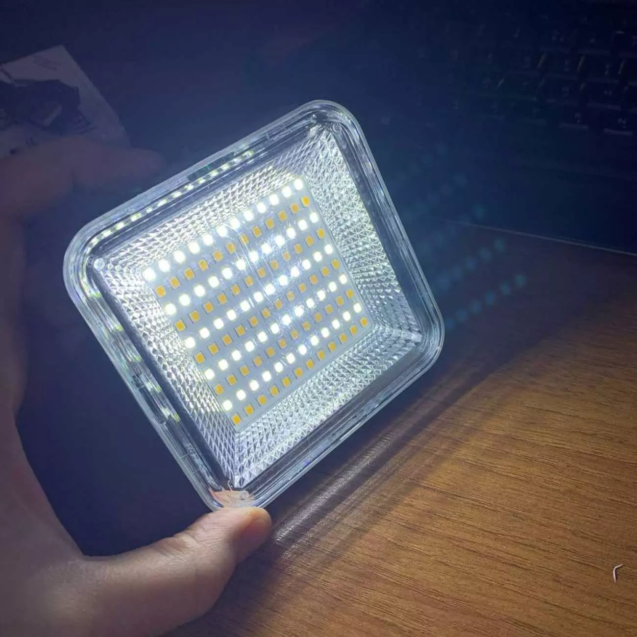 چراغ کمپینگ شارژی قابل حمل D05-1