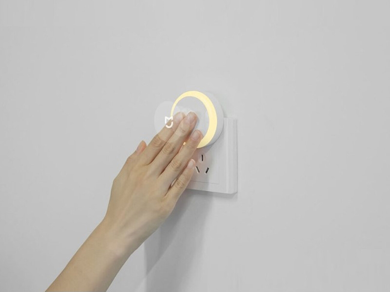 خرید چراغ هوشمند شیائومی دارای سنسور تشخیص نور Xiaomi Mijia Plug-in Wall Mini LED Night Light MJYD04YL