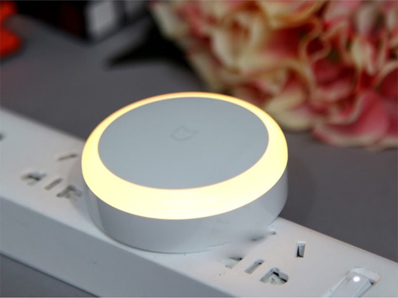 خرید چراغ هوشمند شیائومی دارای سنسور تشخیص نور Xiaomi Mijia Plug-in Wall Mini LED Night Light MJYD04YL