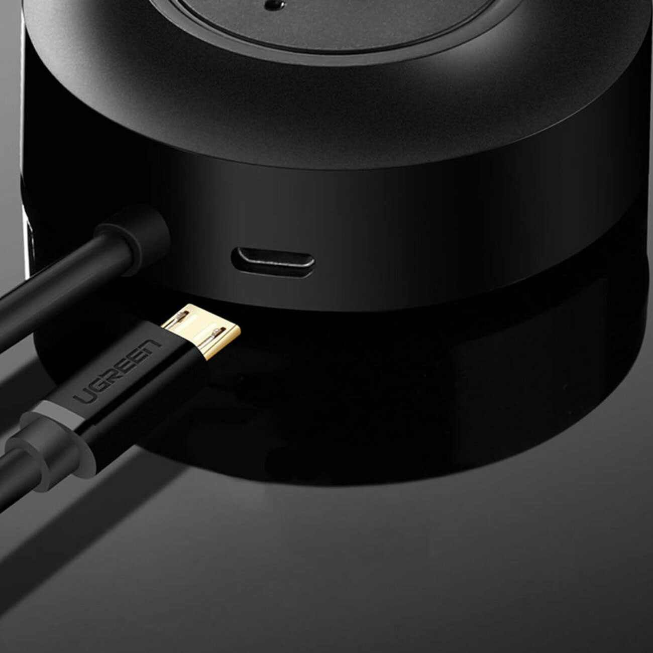 نمای نزدیک از پورت‌های هاب UGREEN CR106