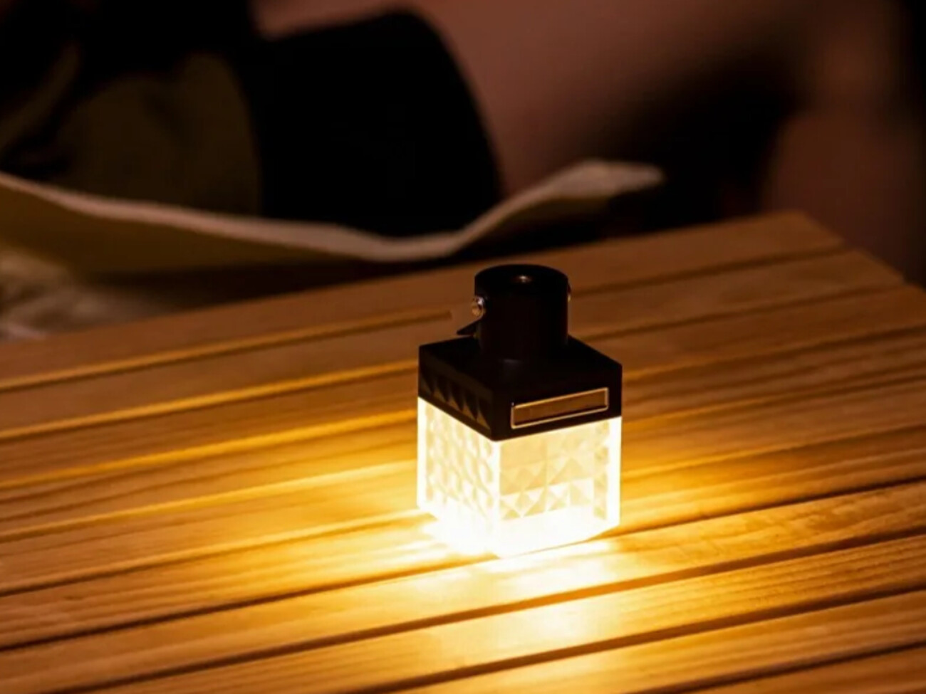 لامپ شب و پاور بانک شارژی ضدآب Outdoor Camping Light 390