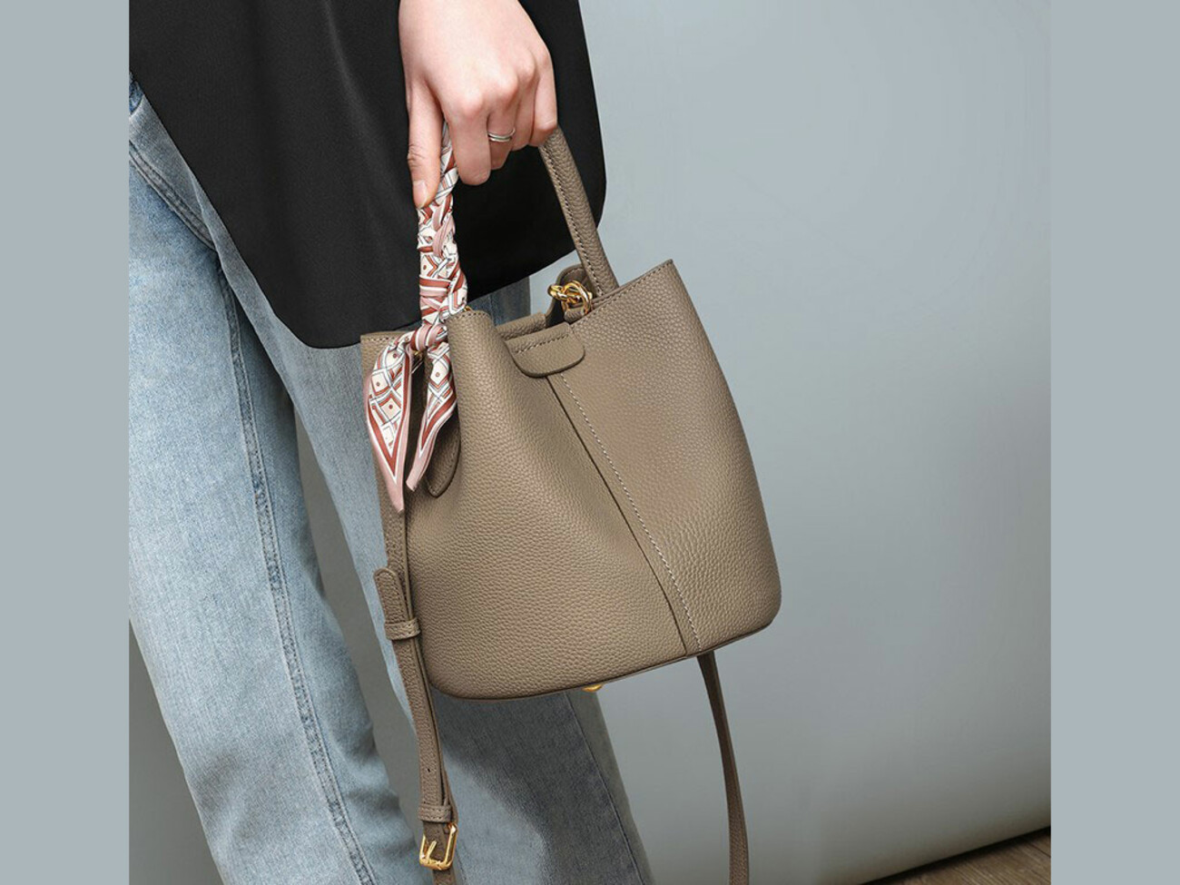 قیمت کیف دوشی زنانه Viney women's bag versatile leather portable bucket bag 4368