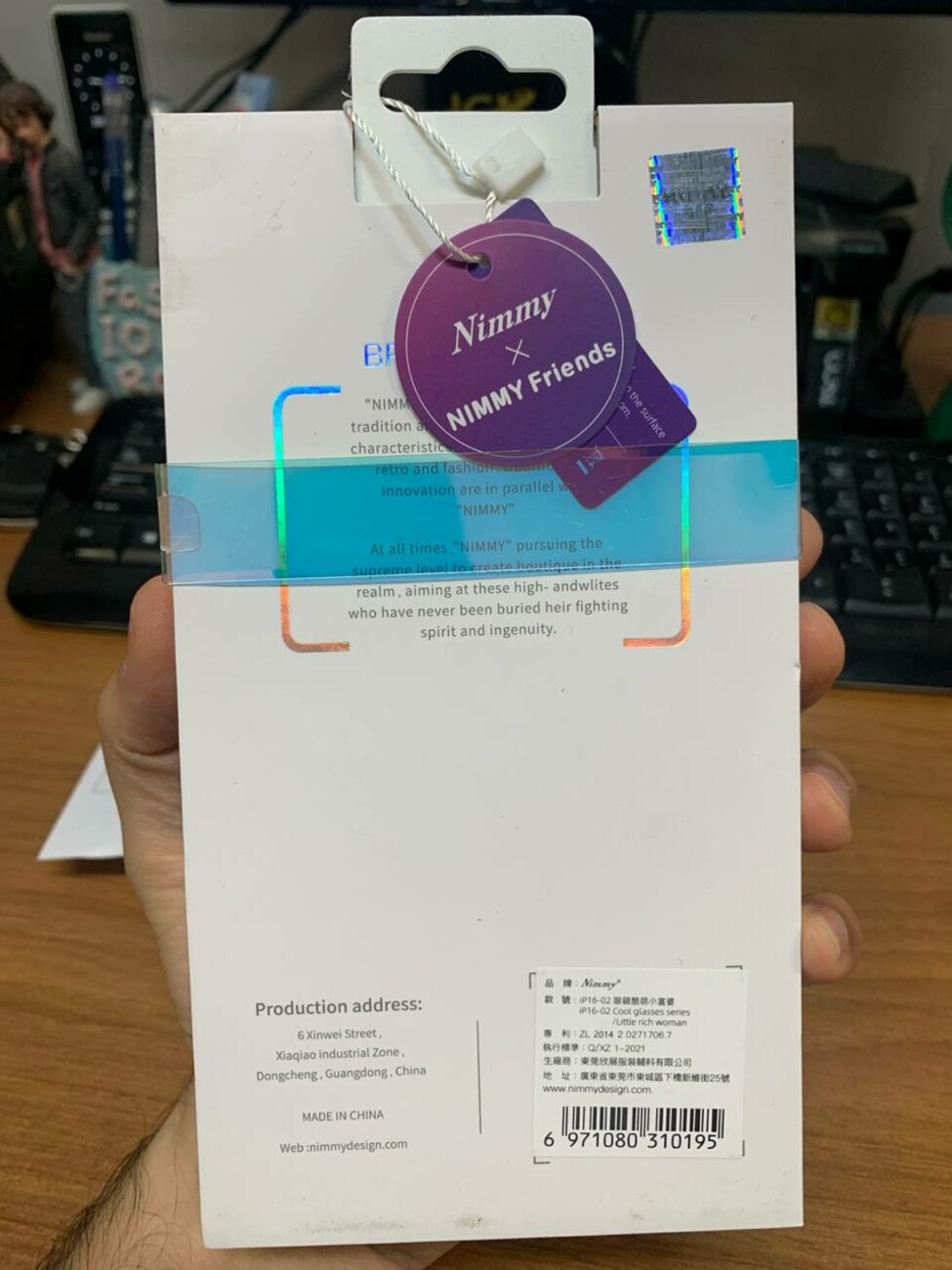 قاب گوشی آیفون 16 طرح سگ با عینک و گردنبند واقعی نیمی IP16-02