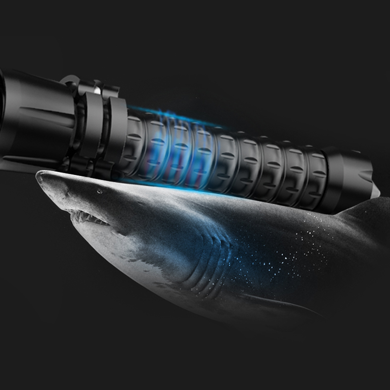 چراغ قوه شارژی و چکش اضطراری اسمایلینگ شارک Smailing Shark C100 Rechargeable, high-brightness flashlight with the ability to break car windows