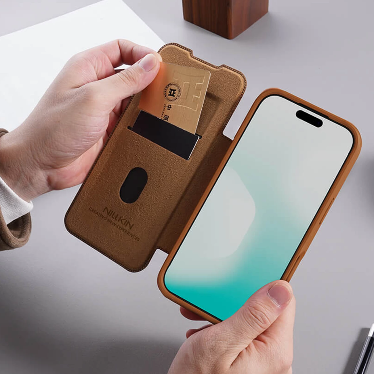 قاب چرمی کلاسوری آیفون 17 نیلکین