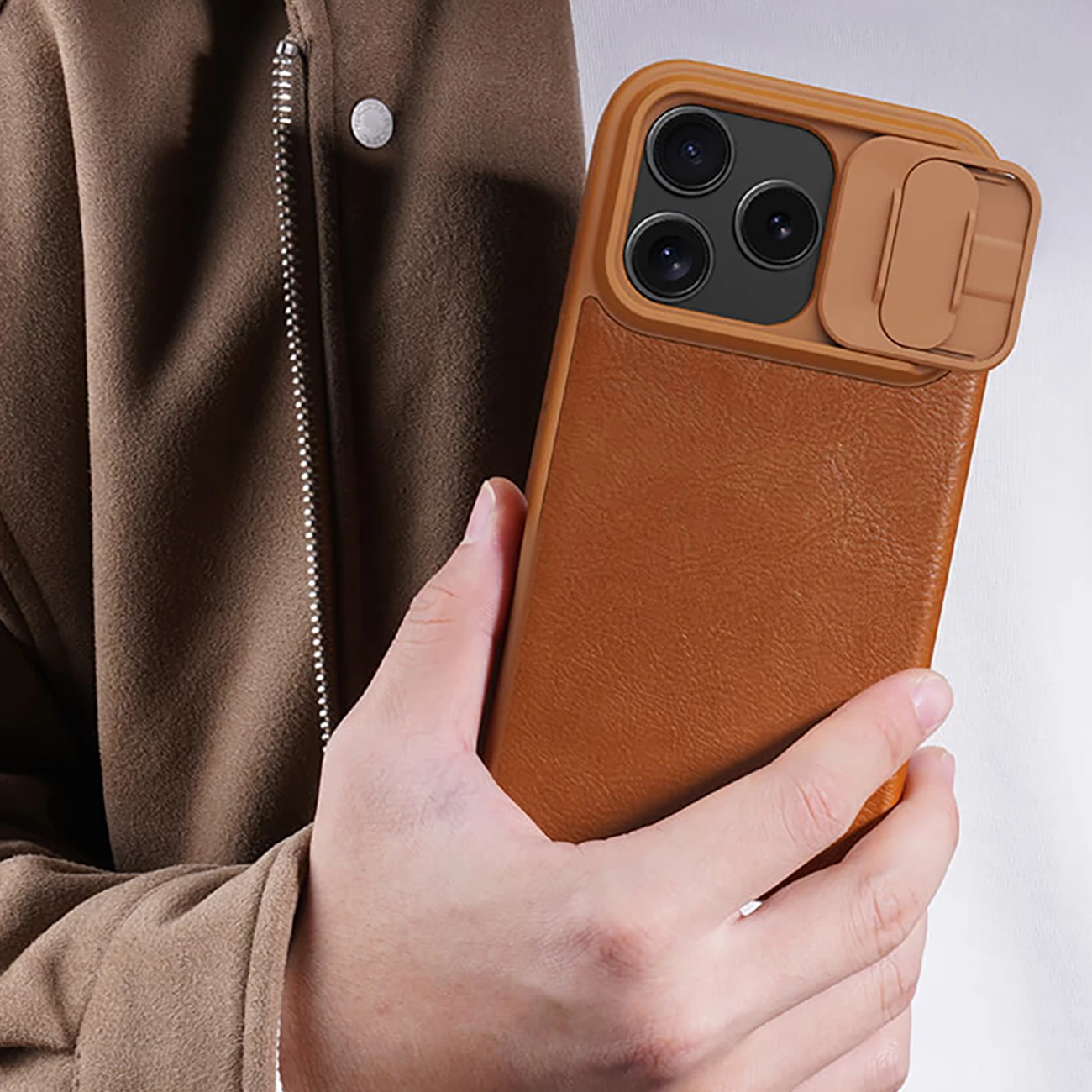 کاور چرمی کلاسوری آیفون 17 پرو نیلکین Nillkin Qin Pro Leather