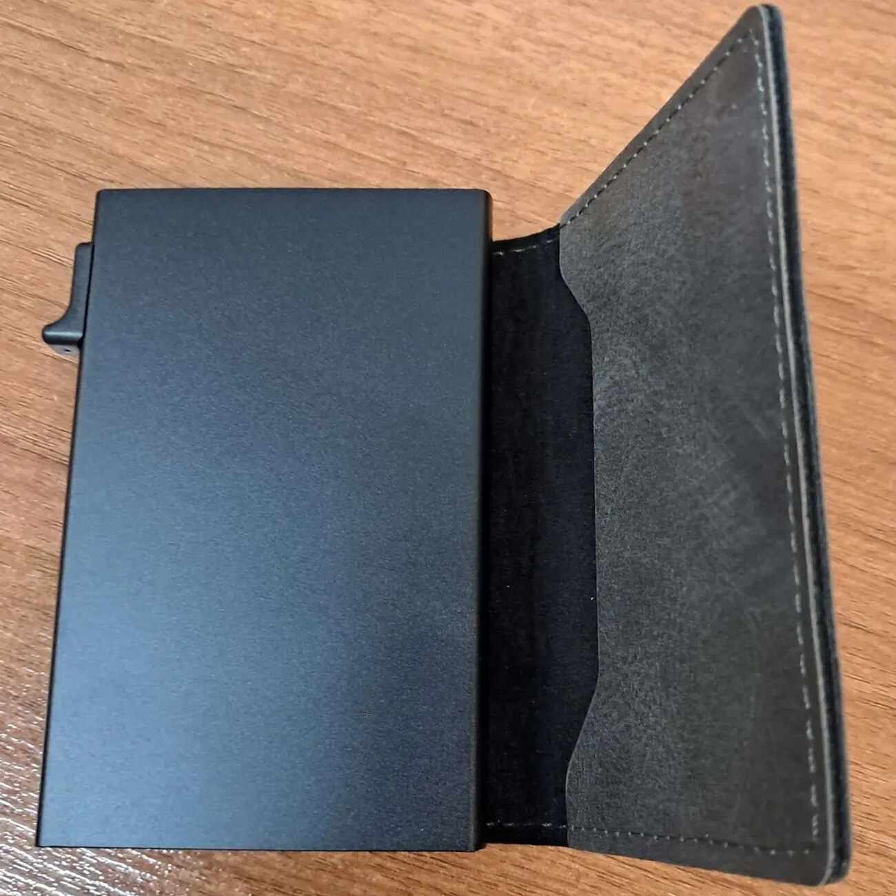 جاکارتی و کیف پول مردانه