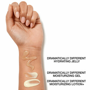 بهترین لوسیون مرطوب کننده صورت کلینیک Clinique مدل Dramatically Different Moisturizing Lotion+ با آبرسانی 8 ساعته