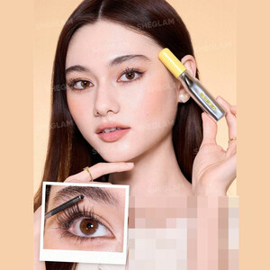 استفاده از ریمل شیگلم Lashlighter Iron Curl روی مژه