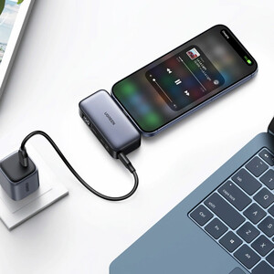 - نمای کاربردی شارژ گوشی با پاوربانک UGREEN PB503