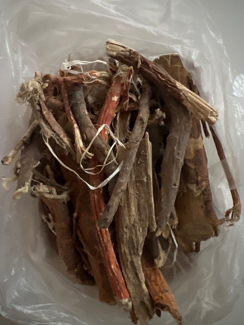 ریشه شاه توت خشک شده