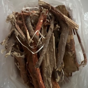 ریشه شاه توت خشک شده