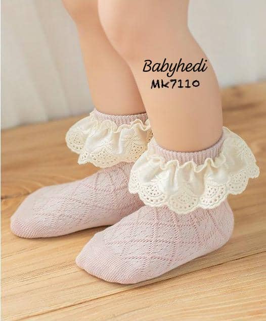 جوراب طرح لوزی با تور خامه دوزی