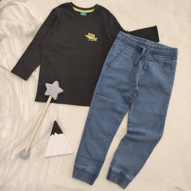 بلوز دایناسور و شلوار جین