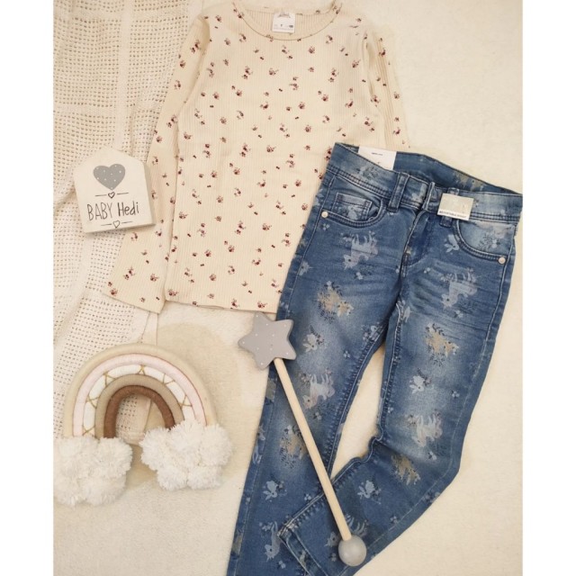 بلوز کبریتی گلدار و شلوار جین تک شاخ