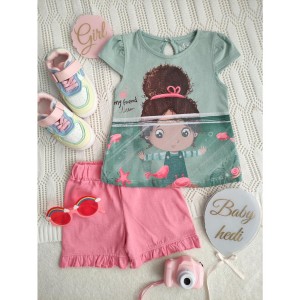 ست تیشرت و شلوارک دختر و آکواریوم