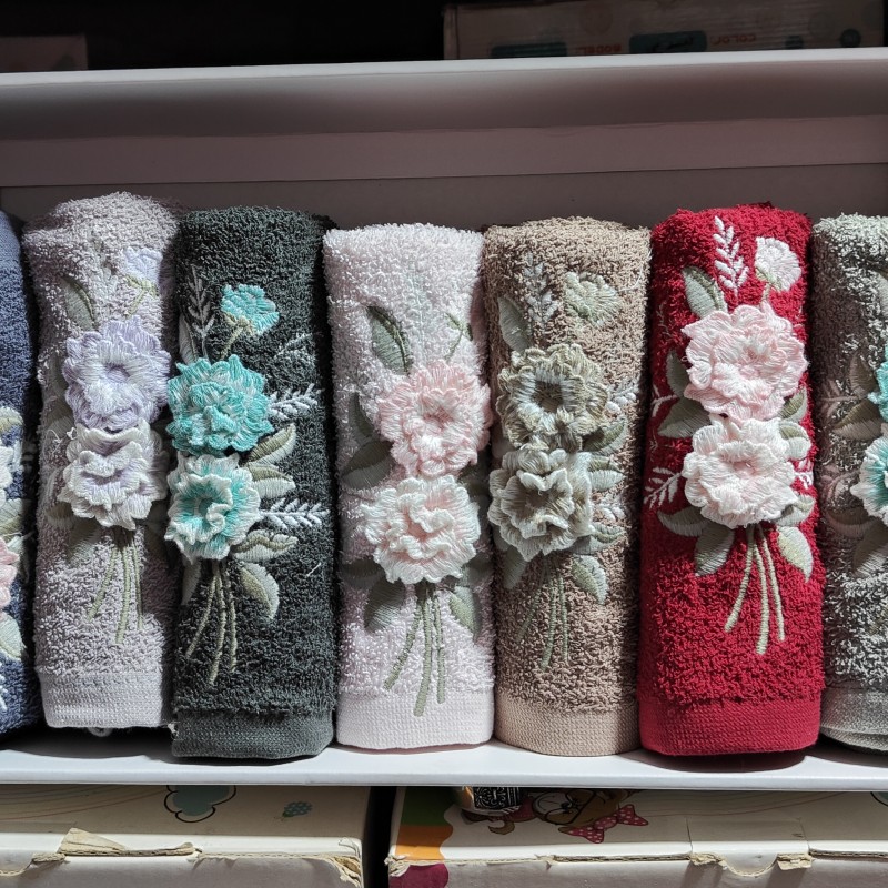 حوله دستی گلدوزی رزا