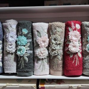 حوله دستی گلدوزی رزا