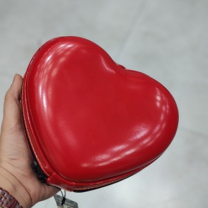 پک آرایشی قرمز مدل  توت فرنگی