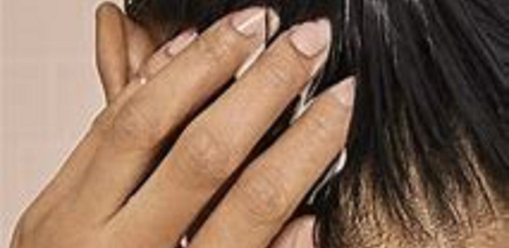 چگونه اسکالپ پوست سر را با محصولات ارگانیک سم زدایی و تقویت کنیم؟