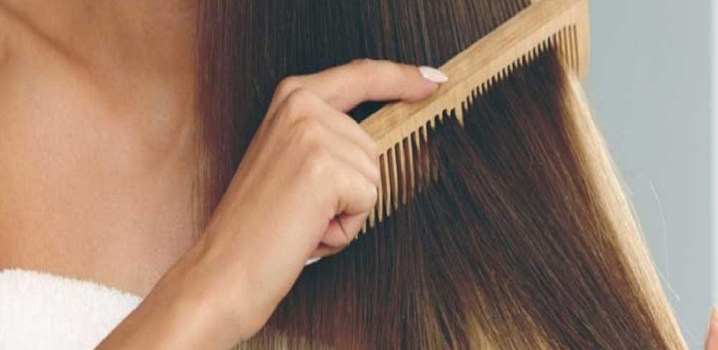 برس چوبی و تأثیرات آن بری موهها و پوست سر