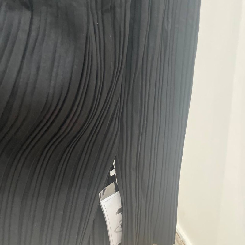 دامن چاکدار پلیسه