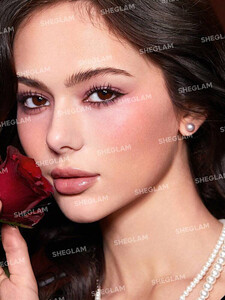 رژگونه کرمی EMBER ROSE ETERNAL FLAME رنگ I'M YOURS شیگلم SHEGLAM