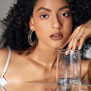 رژ لب مات COSMIC CRYSTAL MATTE LIPSTICK  - CLOUDS IN MY COFFEE شیگلم SHEGLAM