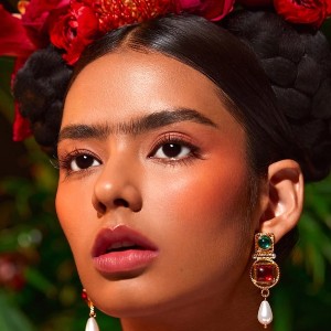 رژگونه کرمی X FRIDA KAHLO SELF PORTRAIT رنگ MODERN WOMAN شیگلم SHEGLAM