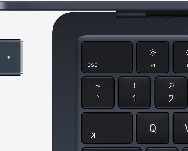 MDHG4 مک بوک ایر M5 13 اینچ میدنایت؛ جزئیات اتصال MagSafe و کیبورد در رنگ میدنایت