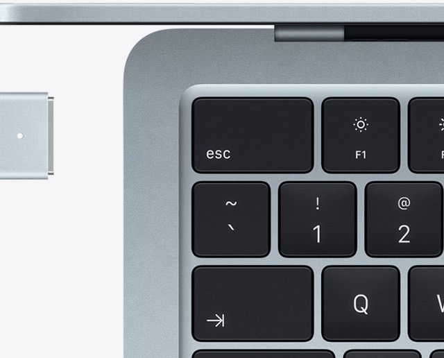 MDHK4 مک بوک ایر M5 13 اینچ آبی آسمانی؛ جزئیات اتصال MagSafe و کیبورد در رنگ آبی آسمانی